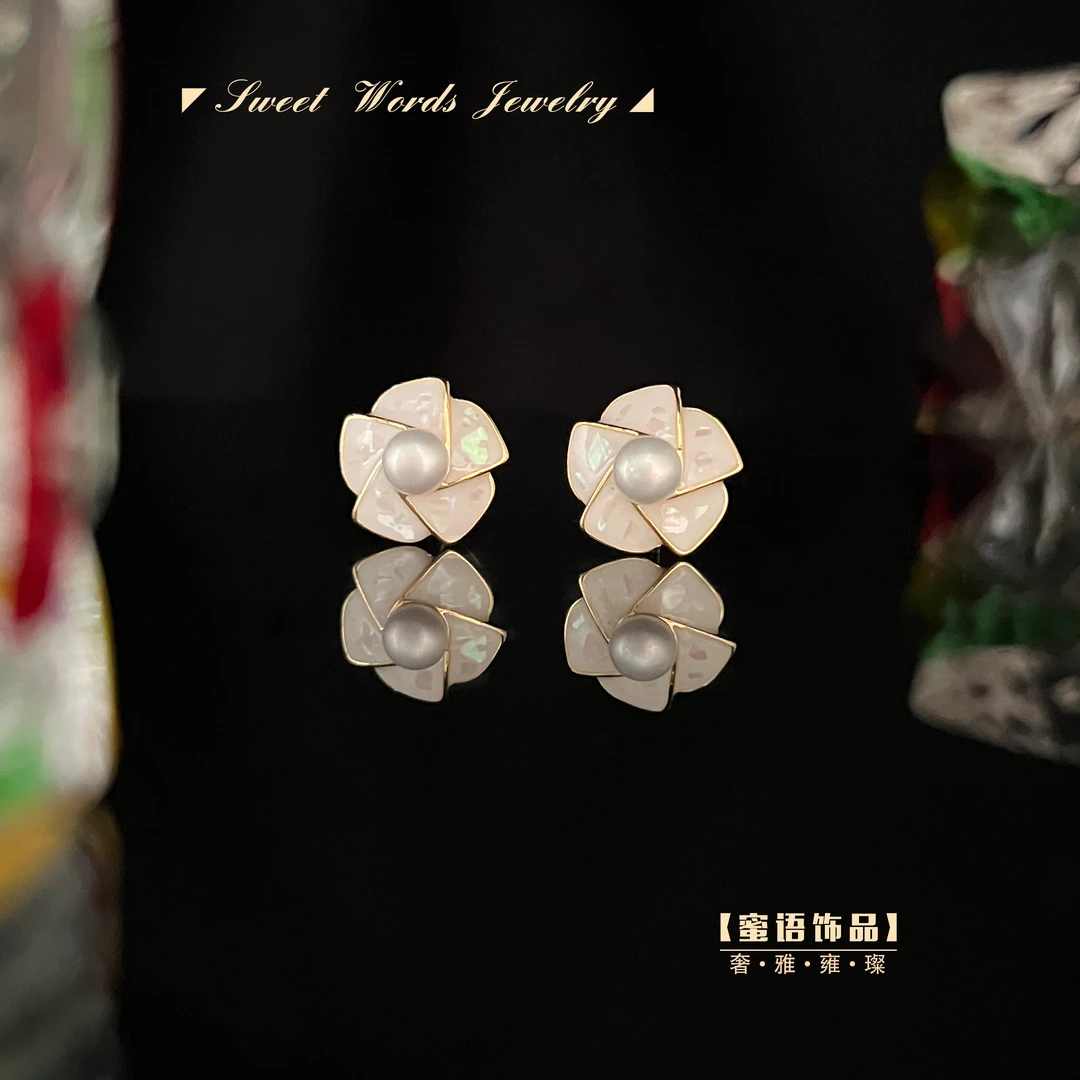 铜合金耳饰 R41【高庭白玫瑰】法式小香风深海白色贝贝珍珠时尚耳钉