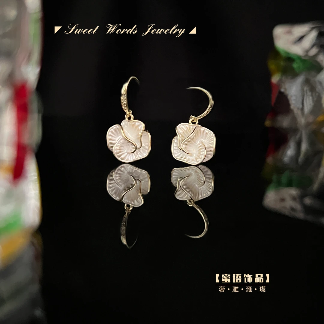 铜合金耳饰 R28【西洋茶会】轻奢滴油质感白色山茶花锆石微镶耳环