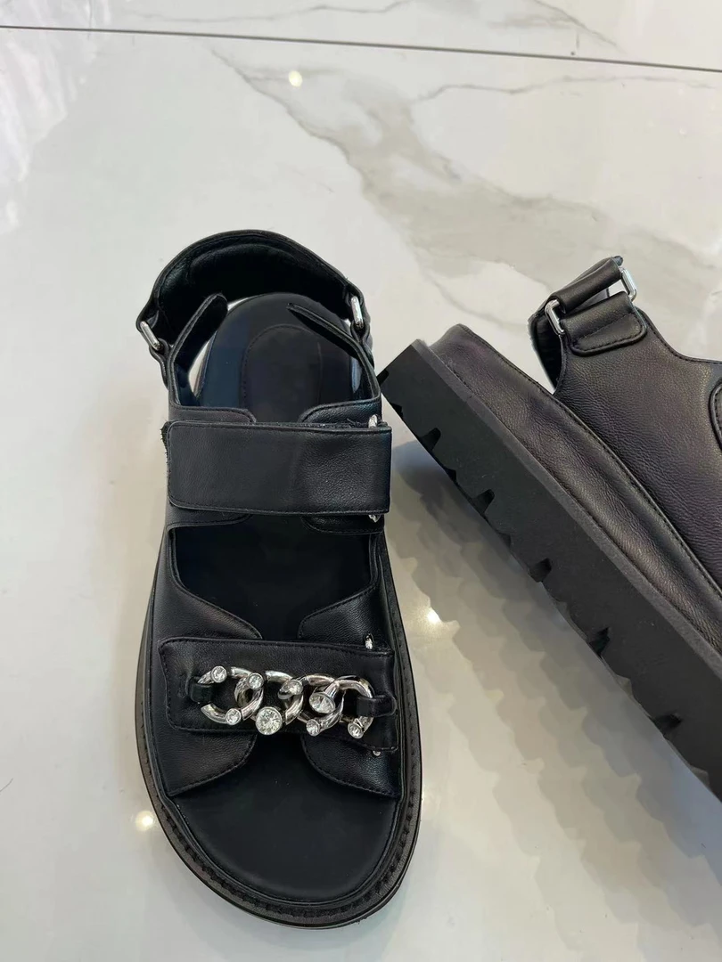 黑色凉鞋黑色凉鞋