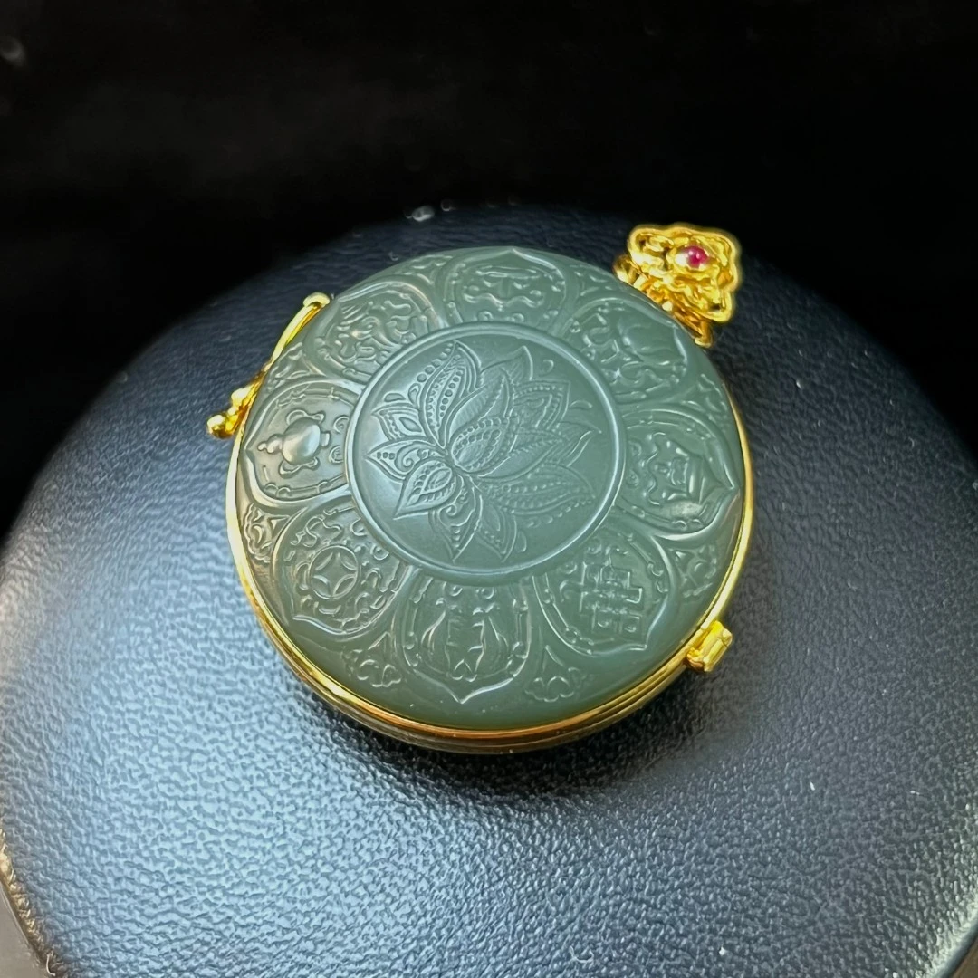 【城丽珠宝】18K和田玉粉青八宝吉祥黄财财吊坠/个ZJH-814
