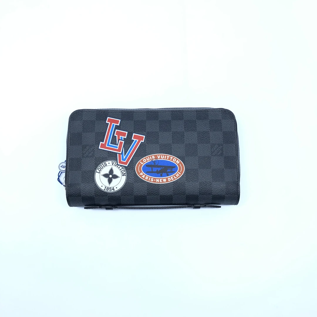 99新 LouisVuitton/路易威登 98新 限量徽章拉链手拿包/3622号