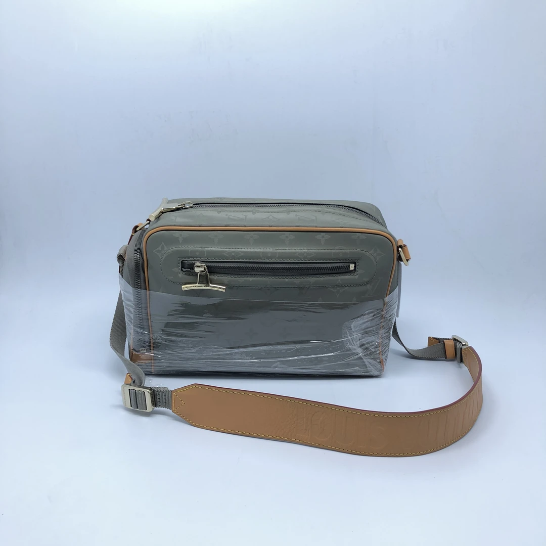 95新 LouisVuitton/路易威登 镭射钛合金斜挎包/3610号