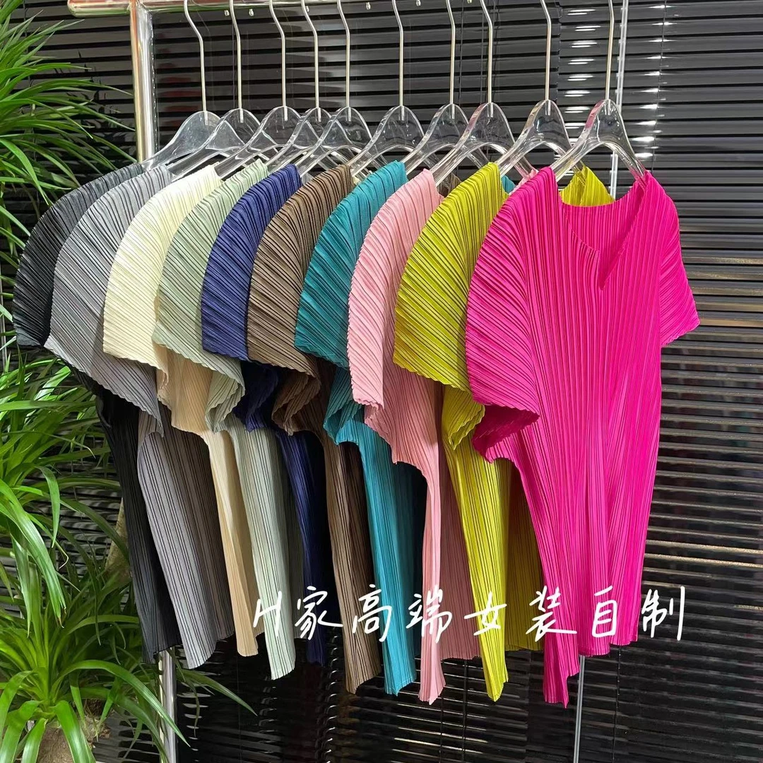 2024三宅褶皱新款V领T恤 显瘦百搭简约版型KK褶衣