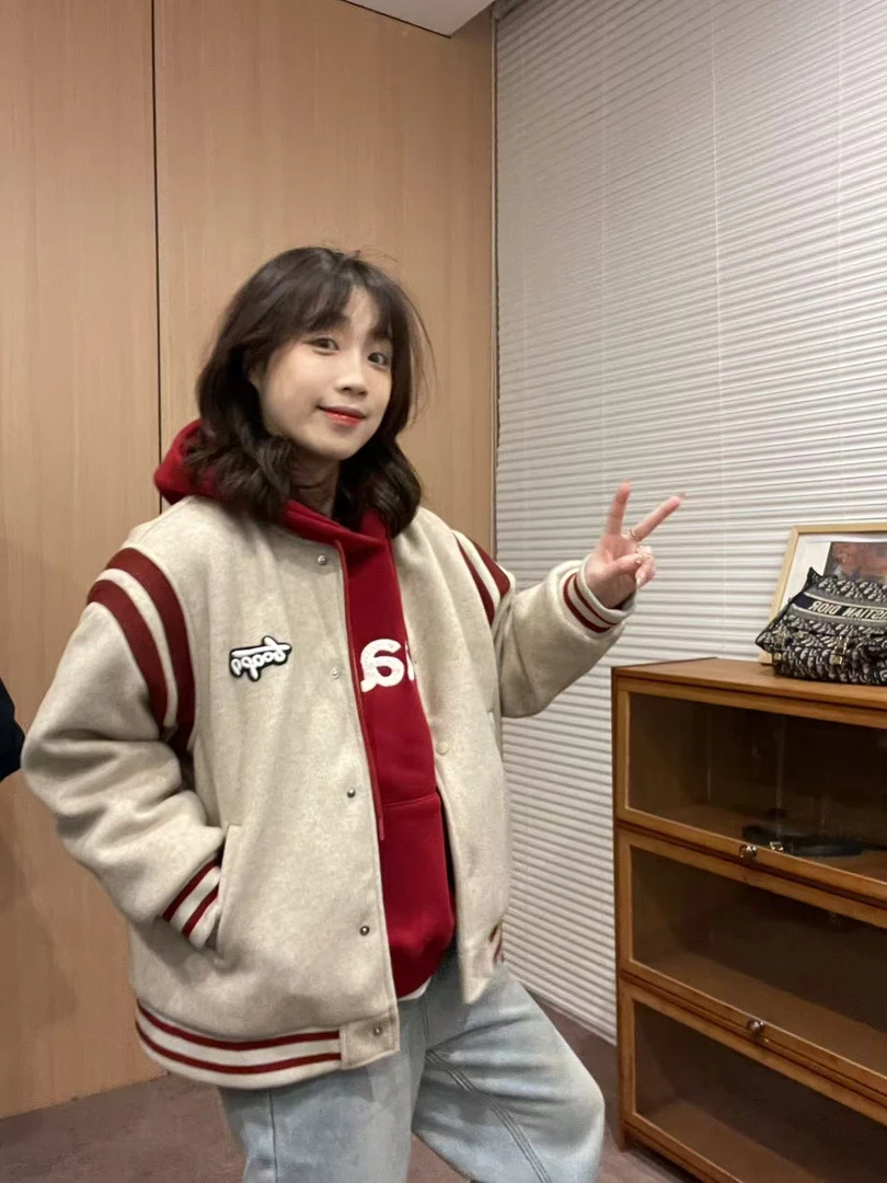 Sevbasks 七七家韩版 米色拼酒红刺绣棒球感羽绒