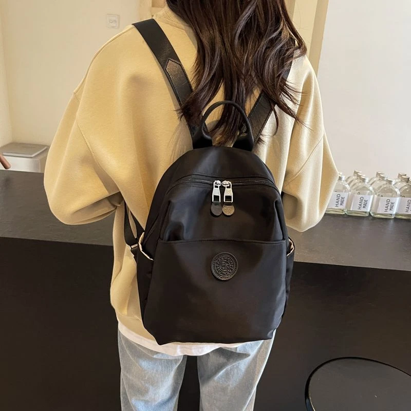 新款双肩背包女轻便通勤旅行背包百搭休闲时尚宝妈出行大学生书包