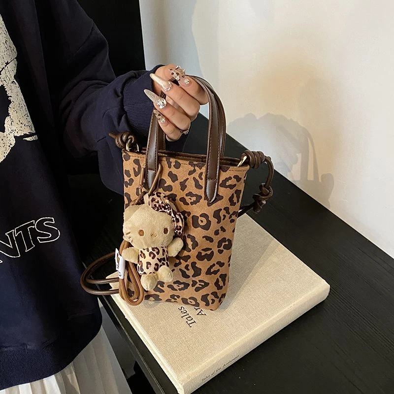 秋冬季复古小众豹纹包包女2024新款百搭斜挎包超火手机包时尚