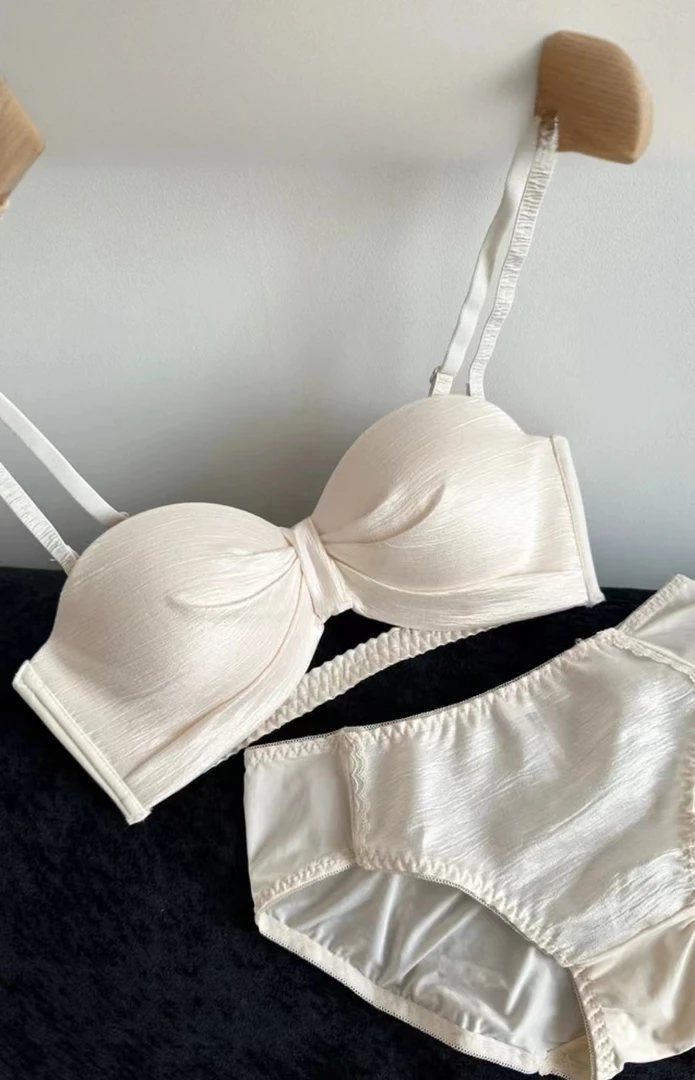 奢依绮褶皱珠光缎面纯欲半杯无肩带内衣少女小胸聚拢显大文胸罩