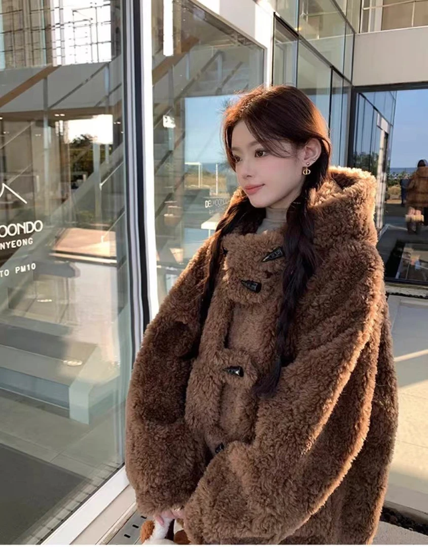 2024雅丹风新款全羊毛减龄连帽羊羔毛外套女中长款牛角扣潮流外套