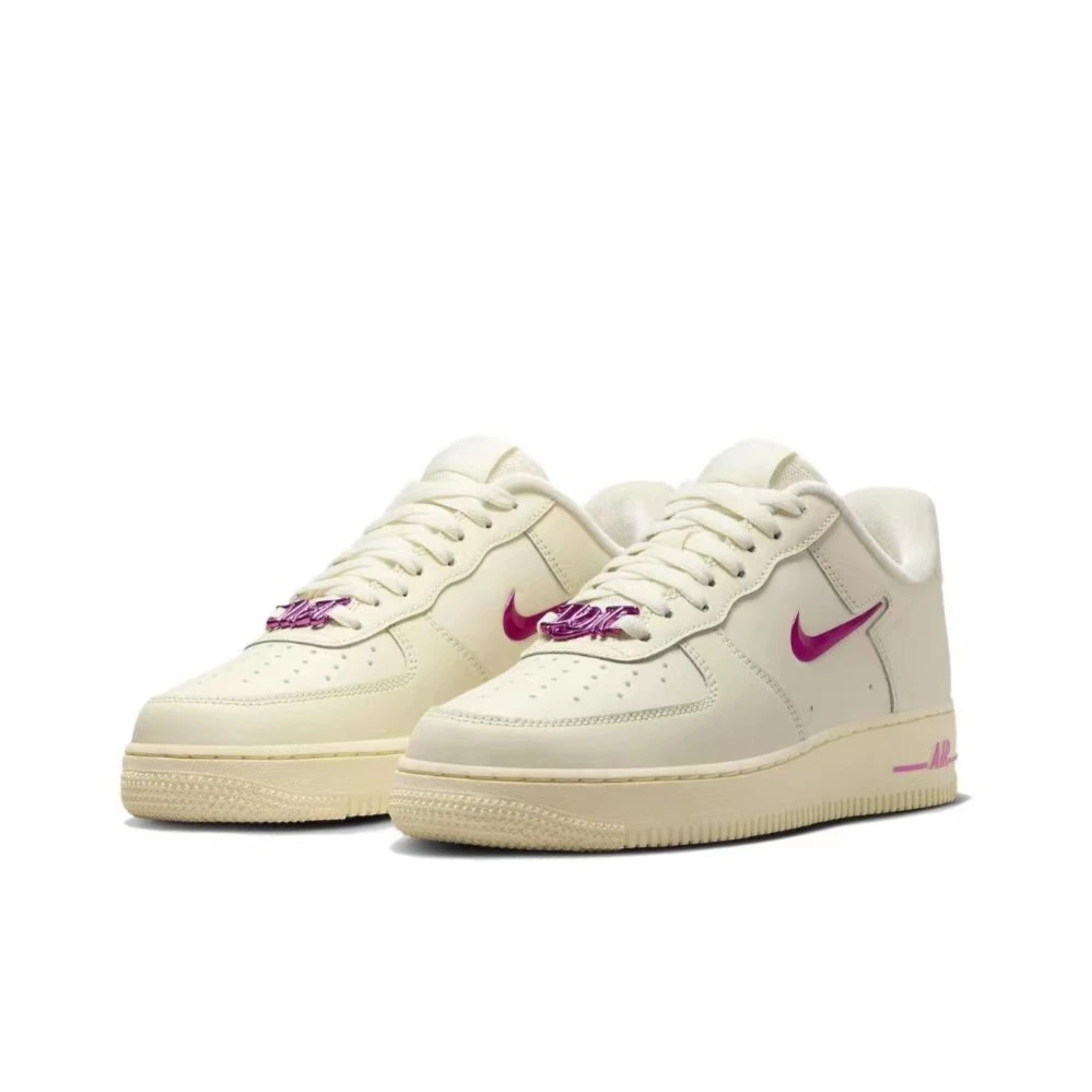 Nike/耐克女款 Air Force 1 07低帮芭比粉时尚板鞋FB8251-101