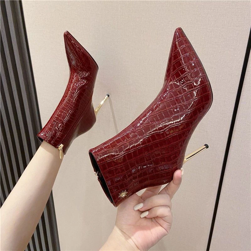 2025酒红色时装靴女秋季爆款尖头高跟细跟鳄鱼纹漆皮百搭瘦瘦靴潮
