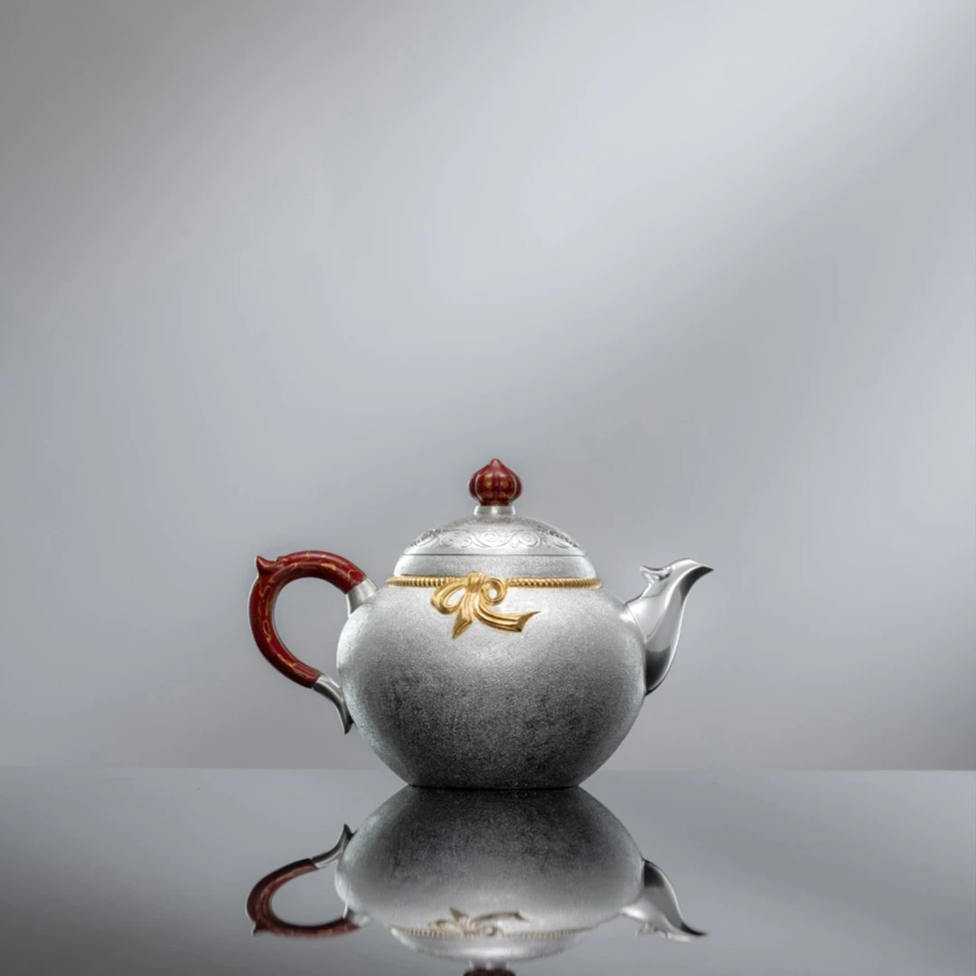 呆坐|手敲雪花纹錾刻鎏金有凤来仪如意银壶