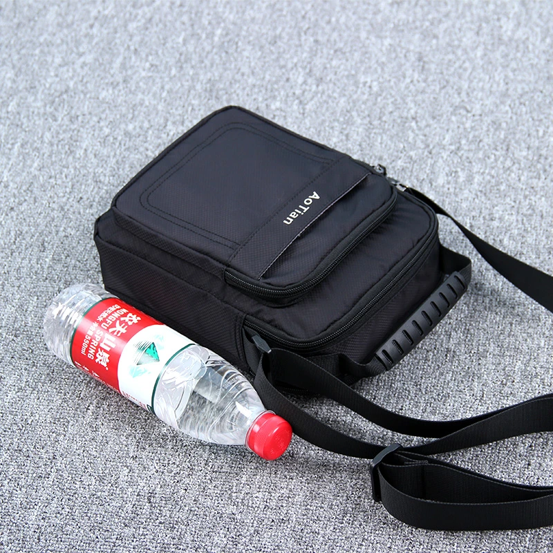 男士单肩包斜挎包防水外出休闲小背包大容量轻便百搭商务竖款时尚