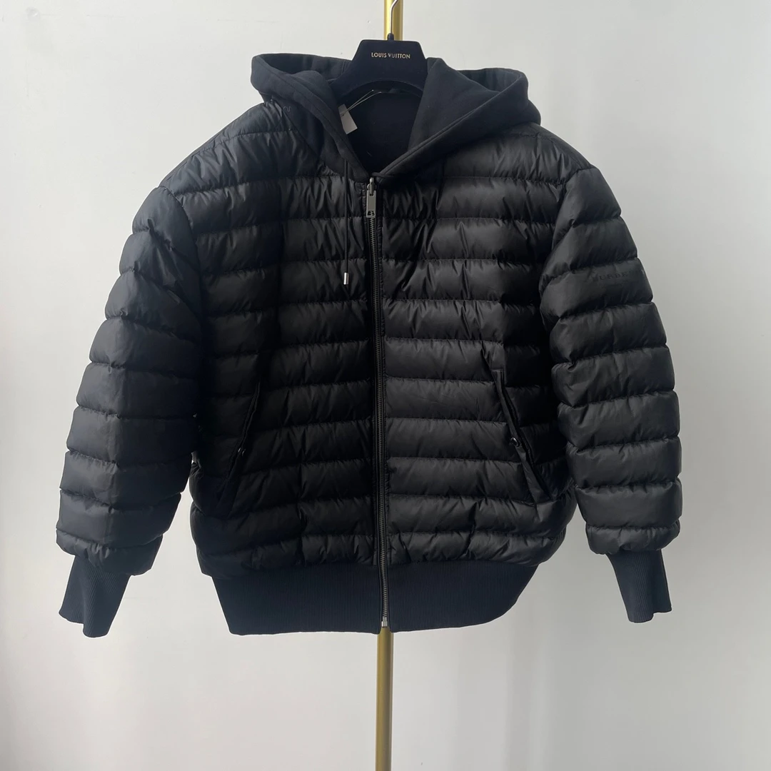 博柏利  黑色双面穿刺绣logo羽绒服  M码