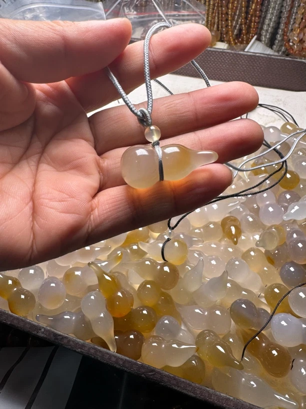 北红玛瑙葫芦吊坠白色