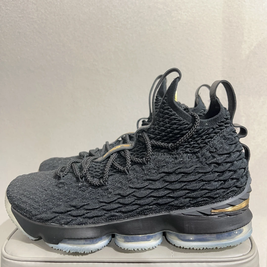lbj15黑金/44码/全新/原盒配件齐/售价1899秒