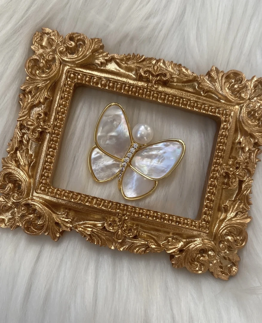 超火蝴蝶胸针淡水珍珠白贝气质时尚百搭简约精致轻奢优雅复古