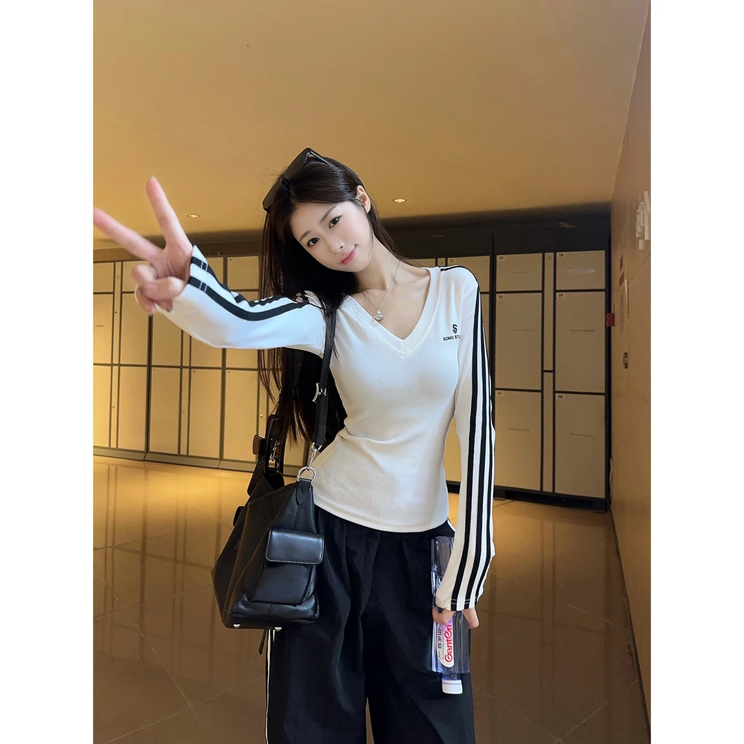 白色条纹V领长袖t恤女2024初秋新款韩系修身内搭打底衫紧身上衣潮