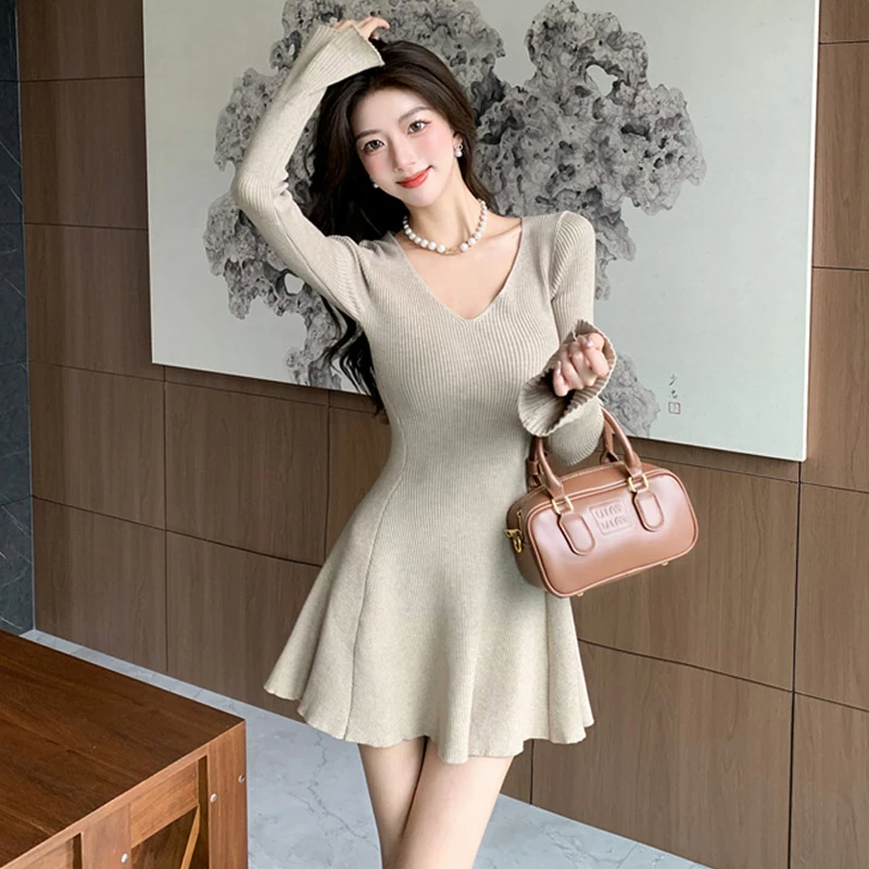 法式V领喇叭袖打底针织连衣裙女2025秋冬新款收腰内搭毛衣短裙子