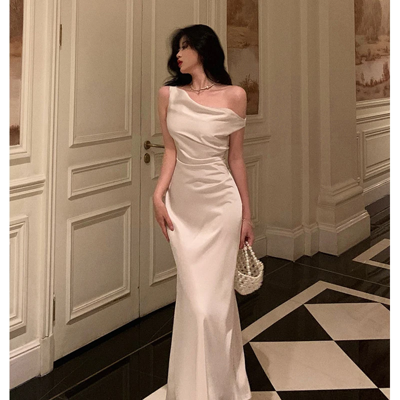 法式斜肩缎面高级连衣裙女2024新款小众设计气质收腰显瘦鱼尾长裙