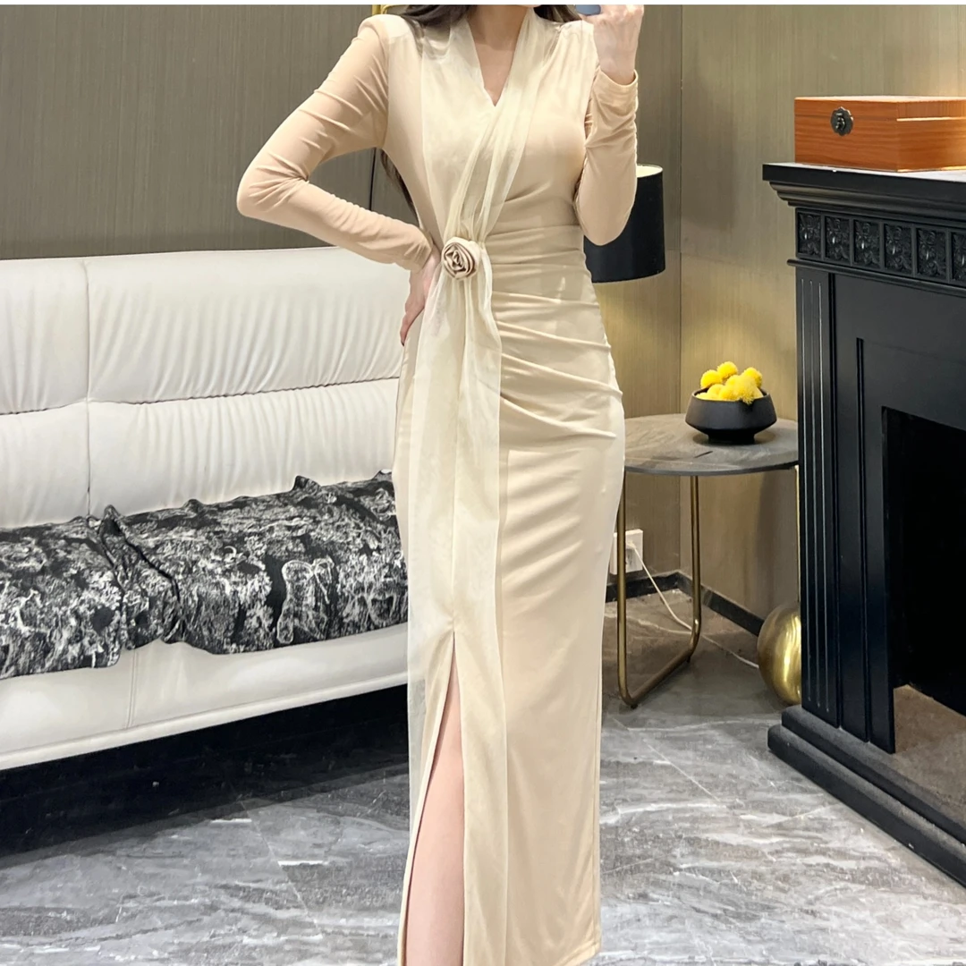 气质女人味轻奢V领长袖奶杏色显瘦包身性感时尚百搭开衩连衣裙