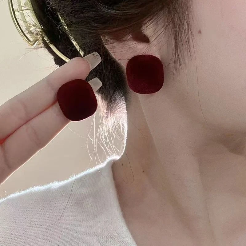 复古酒红色耳钉几何高级感小众设计感耳坠港风女耳饰新款植绒耳环