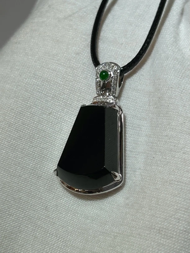 18K白镶嵌天然翡翠墨翠无事牌不含绳