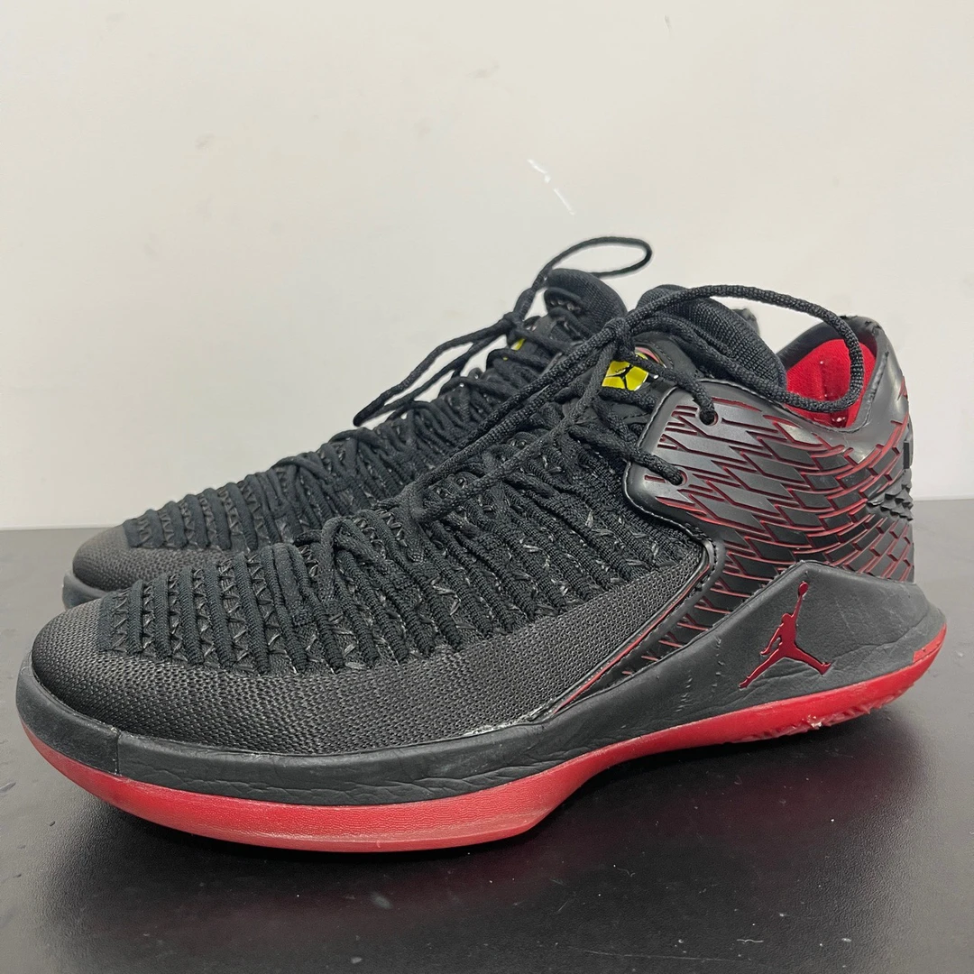 41码/Jordan AJ32Low黑红球鞋/做工溢胶9新/气压不足/无原盒/2543