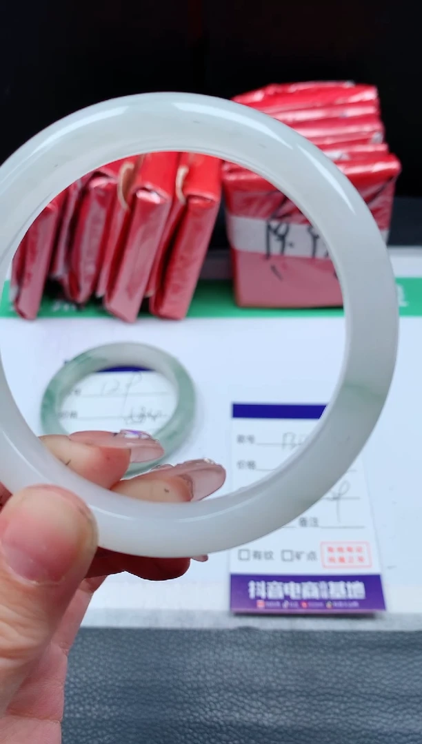 【闪购商品】石英质玉手镯未镶嵌15A130-61