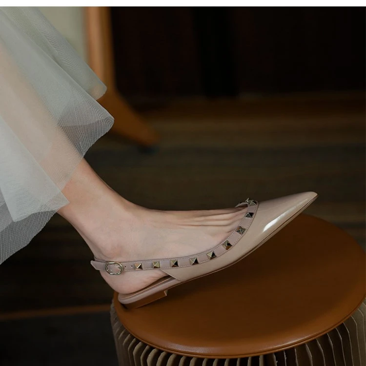 【高版本】铆钉凉鞋女2024年夏季新款尖头漆皮平底鞋包头一字扣女鞋