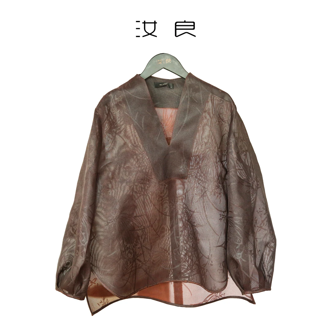 三经绞罗兰花V领上衣