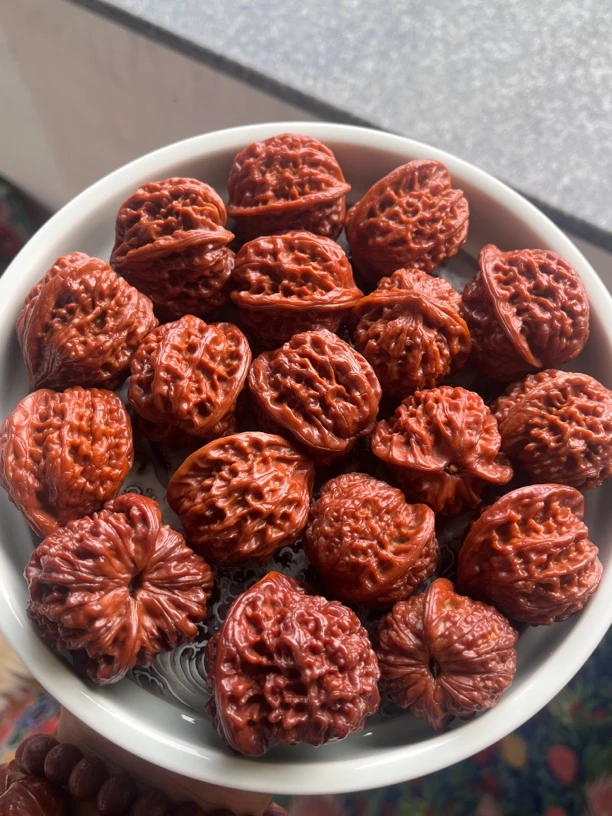 文玩核桃，手工盘红的。