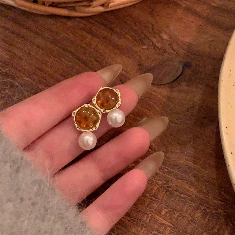 925银针美拉德咖色学院风珠珠耳钉女2025年新款爆款独特耳环耳饰