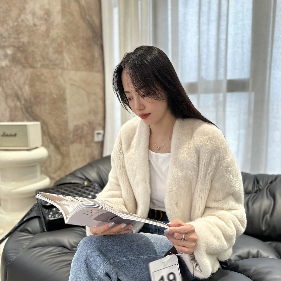 【珍妮皮草】24年新款白月光优雅贵气短款V领时尚水貂保暖外套女