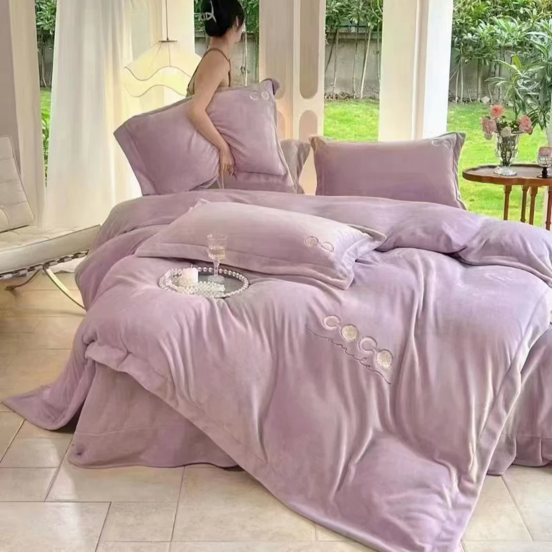 冬季轻奢简约风格樱芙绒纯色绣花双面超柔四件套奶绒