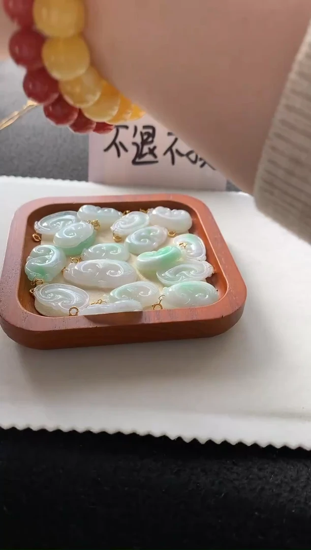 【闪购商品】翡翠挂件18K金镶嵌白底青如意多样性发一