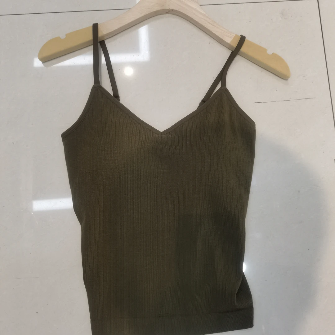 女士无缝带杯垫吊带背心059（适合90一130斤）