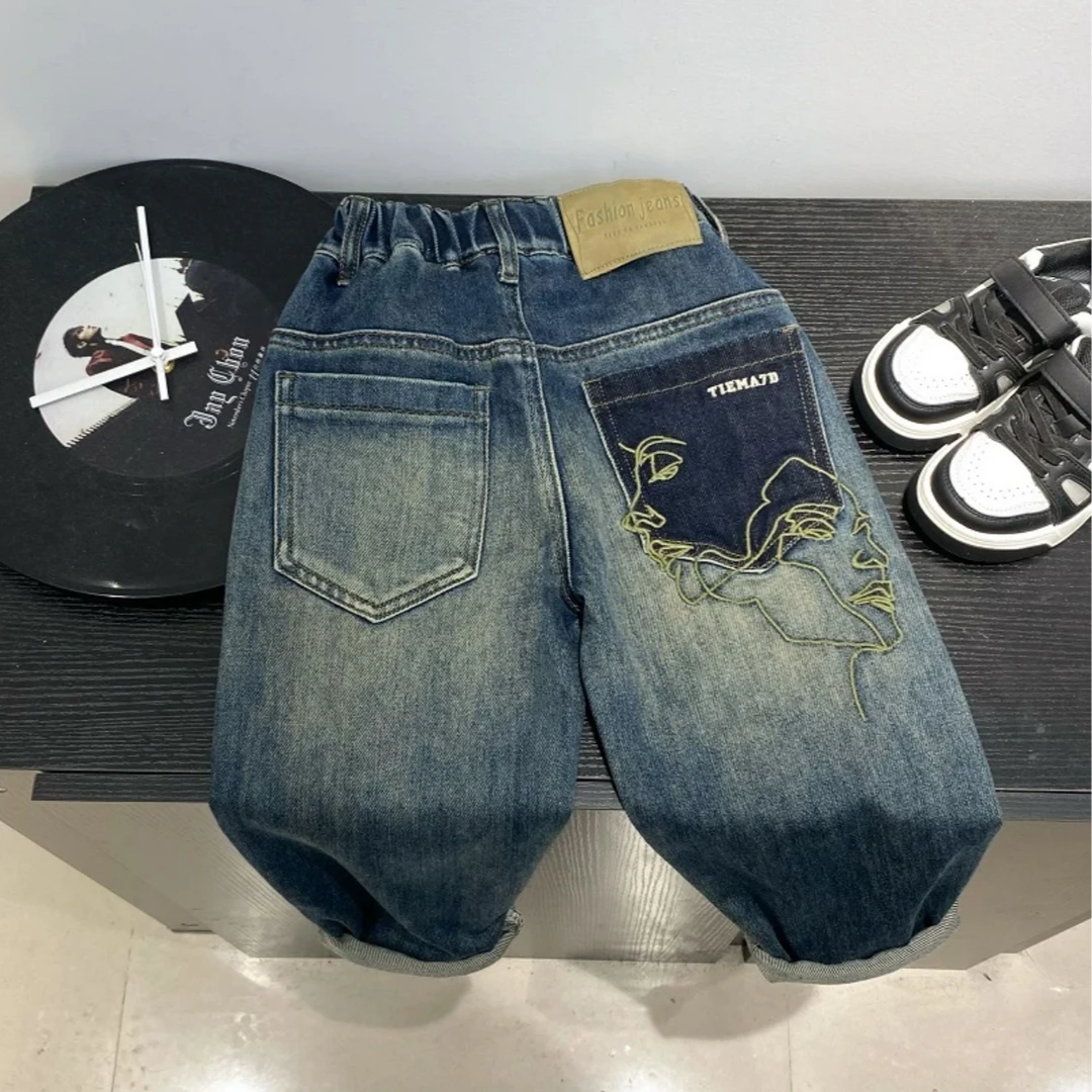 儿童新款裤子2024春秋款时尚男童女童秋季后袋线条人像刺绣牛仔裤