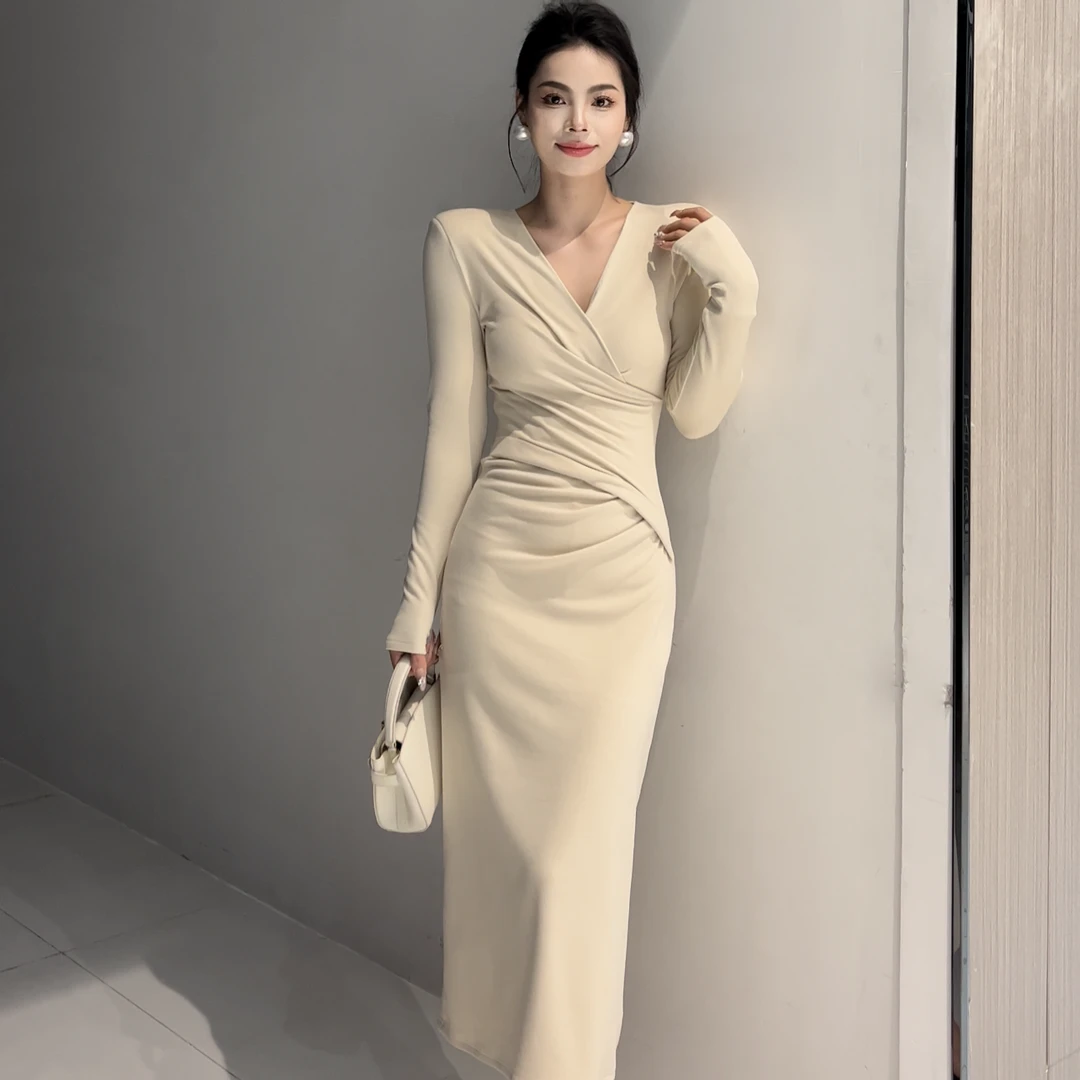 轻熟风v领长袖纯色连衣裙女秋冬季新款修身修身气质打底中长裙ins