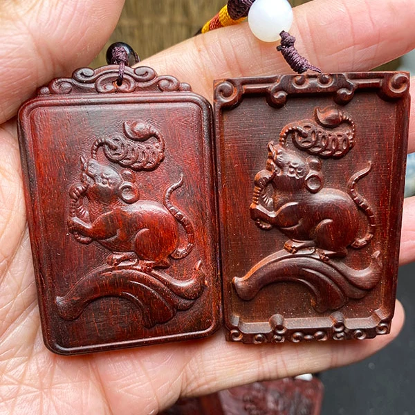 （特价款）十二生肖守护神印度小叶紫檀手把件吊坠牌（多样性发一个）