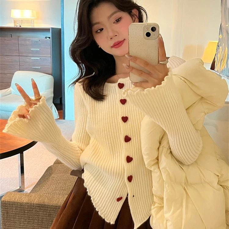 精致爱心扣宽松显瘦坑条针织衫女秋冬新款韩系软糯上衣短款毛衣