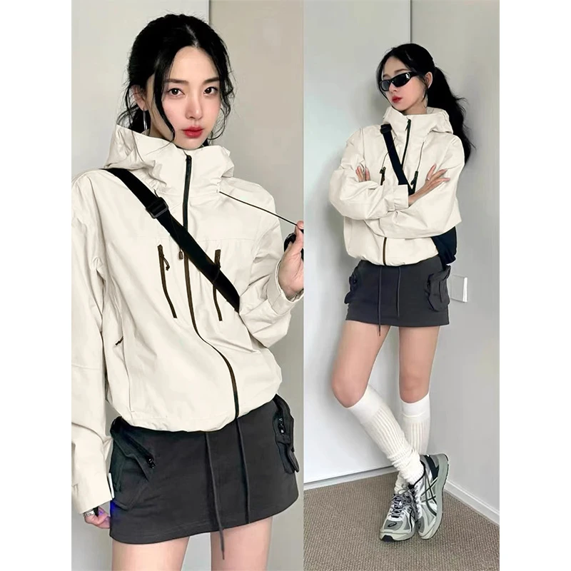 冲锋衣女款2024新款短款外套夏季薄款川西穿搭爬山小个子登山套装