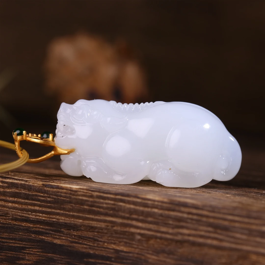 【泓贝珠宝-I885】18k金镶嵌和田玉老料白玉立体貔貅吊坠
