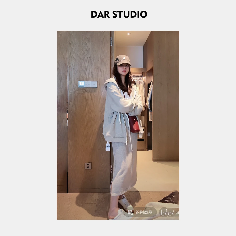 DA.R.JIA【简式心情】2024春季新款松紧腰休闲开叉半身裙