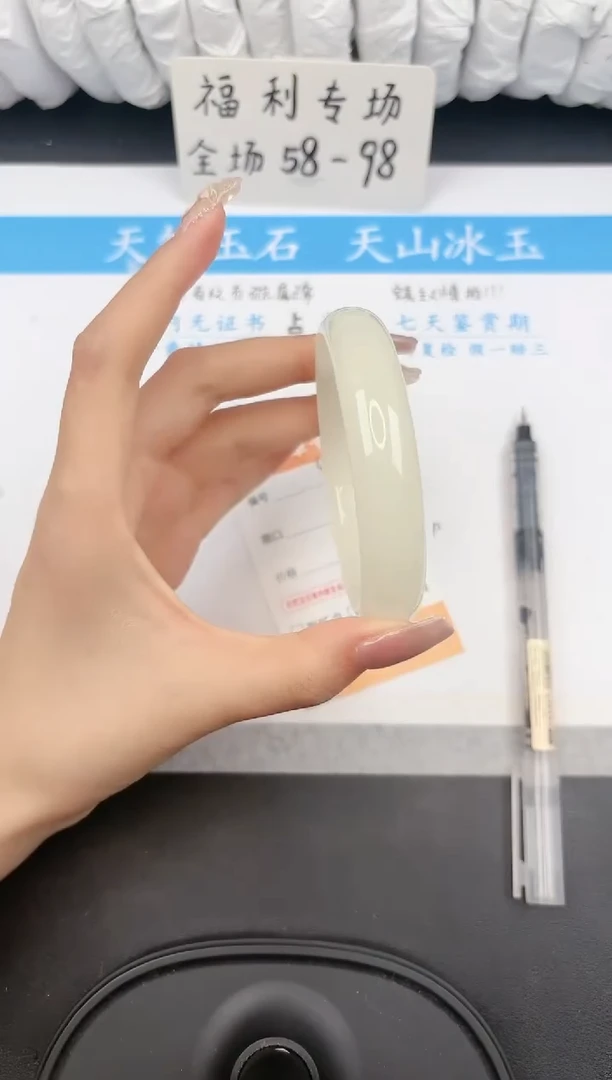 【闪购商品】石英质玉手镯未镶嵌459微色差