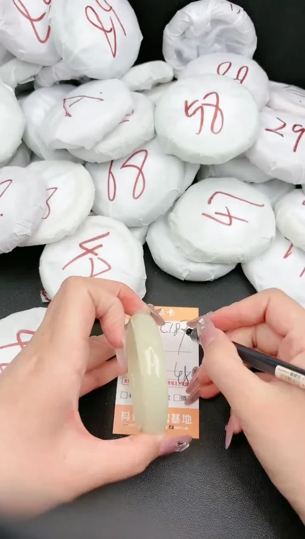 【闪购商品】石英质玉手镯未镶嵌187c