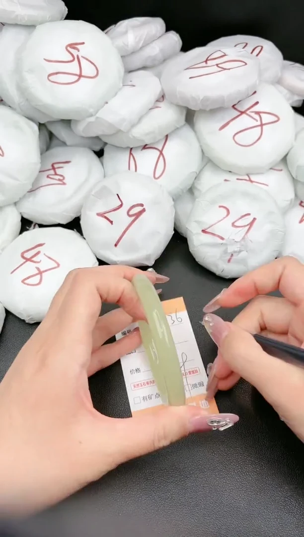 【闪购商品】石英质玉手镯未镶嵌236c