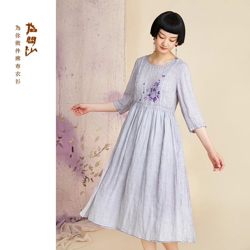 指间沙2335018女装2023秋季新款X型收腰压皱炒色刺绣亚麻连衣裙