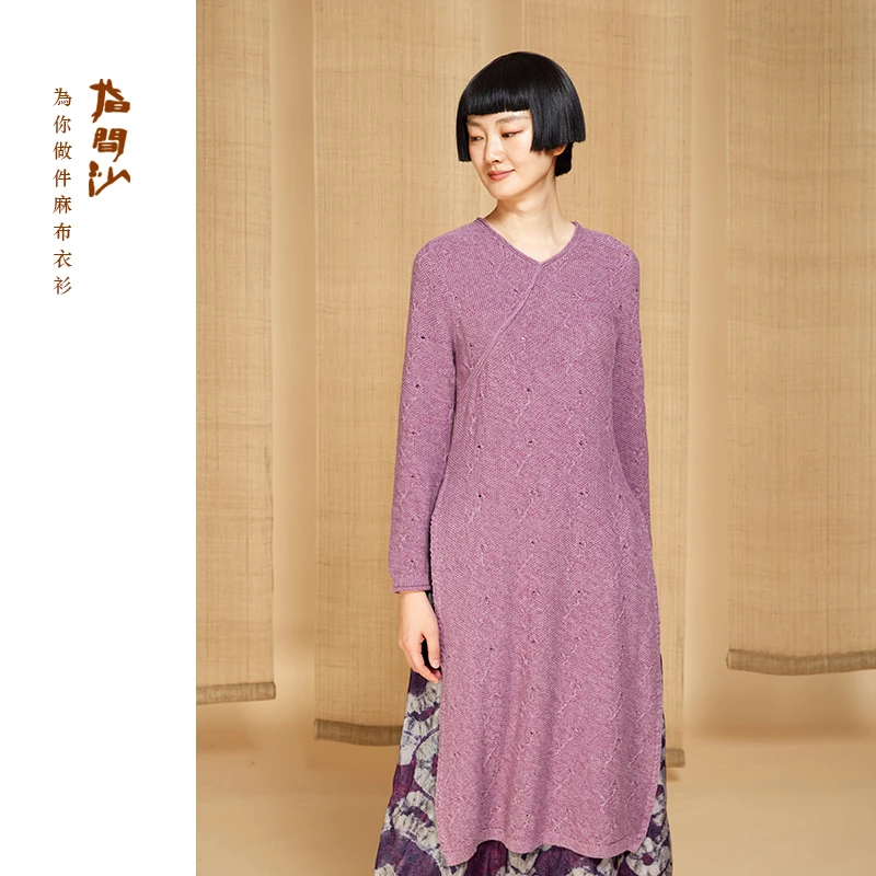 指间沙2441218女装24冬V领斜门襟中式针织长上衣高开衩针织衫