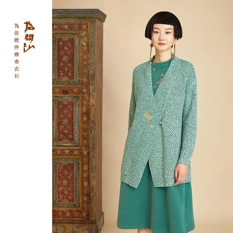 2341204指间沙女装23冬季文艺风针织中外套东方V领色织禅意中长外