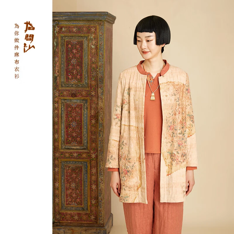 2341208指间沙女装23冬季文艺裥绒中外套立领印花绒里风衣外套